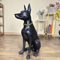 Liefhebber van muziek, thuis, woonkamer, hondenbeeldje, levensecht Doberman Pinscher ornament in hars