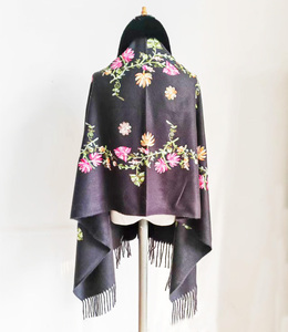 OEM beliebt neue Winter Damen Kunstpelz-Mantel Outdoor warme Poncho-Jacke Mantel Kardigan lockere Prägung Schals - Product Image 4