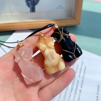 Pendentif sculpté à la main de 4 cm en quartz fraise, modèle déesse, avec fil doré, pour collier en forme de corps féminin