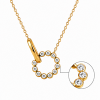 Collana con Ciondolo a Cerchio Intrecciato con Lettera D in Acciaio Inossidabile Placcato Oro 18K e Zirconi, Stile Lusso Discreto, per Donna - Vendita all'Ingrosso