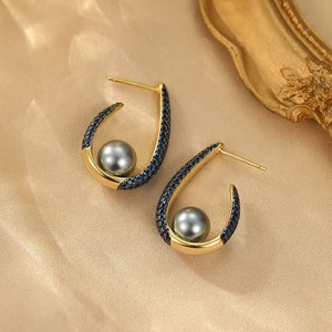 Pendientes de Perlas con Incrustaciones de Circonita, Estilo Europeo Americano, Geométricos, de Cobre Chapado en Oro, Plata S925, Regalo Moderno para Mujer - Product Image 1