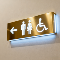 Panneau métallique personnalisé rétroéclairé à LED pour toilettes Panneau suspendu en acier inoxydable pour toilettes avec lumière pour entreprises et hôpitaux