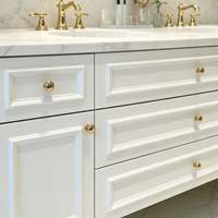 Meubles-lavabos de salle de bain classiques en bois blanc avec miroir encadré et lavabo intégré pour projets hôteliers, fabrication OEM ODM sur mesure