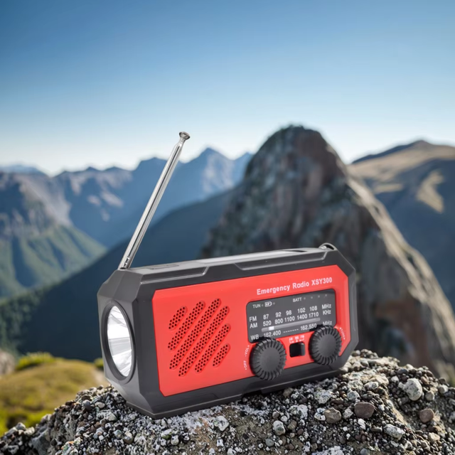New Arrival Custom Portable 2000mah Rechargeable Solar Radio Hand Crank Power Emergency Flashlight FM SOS Radio Survival Kit