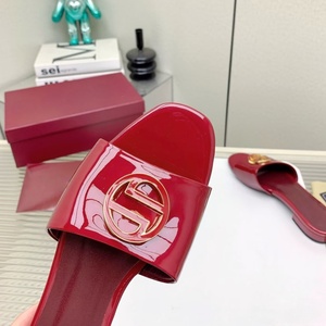 Sandalias de lujo al por mayor de piel sintética con tacón bajo, mules con logo metálico entrelazado, sandalias de diseñador sin cordones para verano y uso diario. - Product Image 3