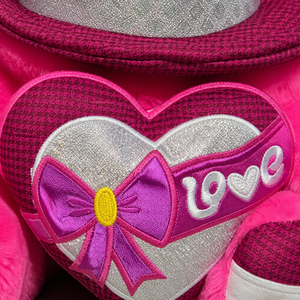 Set de Osos de Peluche Suaves Personalizados al por Mayor con Gorro a Cuadros y Decoración de Corazón LOVE, Osos Lindos Rojos y Fucsia para <span class=keywords><strong>el</strong></span> Día de San Valentín - Product Image 5