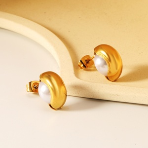 Temperament Chunky C Shape <b>Earring</b> <b>Pearl</b> Inlay Geometric Camber <b>Earrings</b> 18k Gold Plated Stainless Steel Jewelry Studs <b>Earrings</b> - Product Image 3