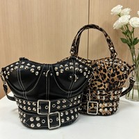 Sac de poitrine unique style punk audacieux avec rivets, fermeture éclair, doublure en polyester ; Sac à main créatif à porter à la taille pour filles audacieuses et tendance