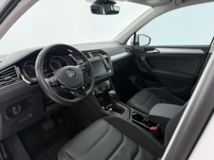 Volkswagen <span class=keywords><strong>Tiguan</strong></span> L 330TSI Luxury AWD SUV Usado de 2018 - Techo Solar Panorámico, Puerta Trasera Eléctrica, Asientos de Cuero, Bien Cuidado - Product Image 4