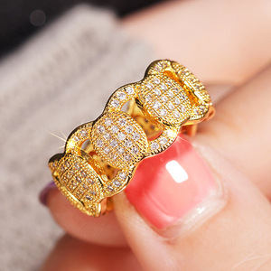 Anello ovale con zirconi incastonati per donna, gioiello da dito creativo e scintillante alla moda - Product Image 4