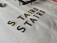 Lettres solides haut de gamme en titane doré miroir et acier inoxydable 304 brut, très demandées et très appréciées, signalétique personnalisée premium