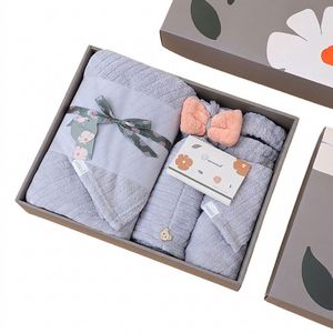 Juego de Regalo de Baño de Lujo Promocional de 5 Piezas de Felpa Coral a Rayas: Toalla, Gorro de Ducha, Muñequera, Ecológico y Suave para la Piel, Ideal para Bodas - Product Image 1