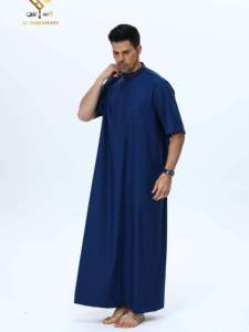 Al Haramain Thobe bleu marine pour homme, à manches courtes, col montant, longueur au sol, en coton, robe de prière modeste de style Moyen-Orient - Product Image 1