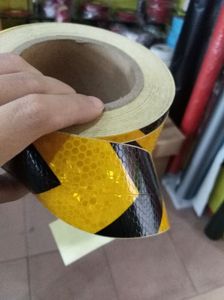 เทปสะท้อนแสงสีแดงขาวเพื่อความปลอดภัย,เทปสะท้อนแสงสีเหลืองดำสำหรับรถพ่วงรถบรรทุกกลางแจ้ง - Product Image 5