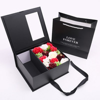 Boîte à lettres d'amour artificielle à moitié ouverte pour la Saint-Valentin, boîte cadeau vide, boîte cadeau créative en perspective, décoration de rose en savon