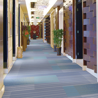 Tapis de luxe écologique en polypropylène pour l'église au mètre rouleaux de tapis rayé mur à mur pour hôtel ktv