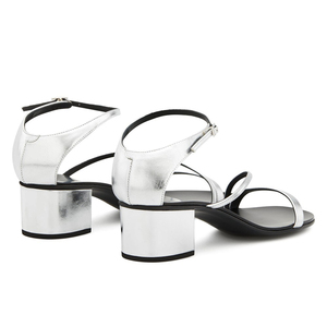 <span class=keywords><strong>Sandali</strong></span> estivi alla moda con cinturino in pelle PU nero <span class=keywords><strong>argento</strong></span> alla moda all'ingrosso per cinturino con fibbia da donna - Product Image 3