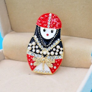 1 pièce <span class=keywords><strong>Broche</strong></span> Matryoshka russe en émail rouge, élégante et tendance, ornée de perles et de strass, pour femmes, nouveau bijou - Product Image 2