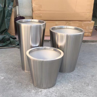 Moderne Luxus-Blumentöpfe & Pflanzgefäße aus Edelstahl mit Goldfinish für Heim- und Gartendekoration, Kunstblumen