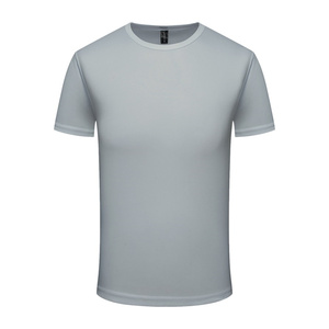 T-Shirt Unisex in Poliestere ad Asciugatura Rapida con Stampa Logo Personalizzata, Design Neutro in Bianco e Nero - Product Image 4