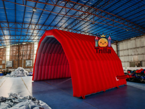 Castillo Inflable Deportivo con Entrada y Ventilador Rojo, Material de PVC Gigante, Tamaño Personalizado, para Eventos, Presentaciones de Equipos, Promoción Empresarial - Product Image 1