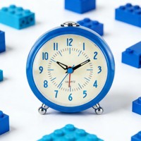 Réveil de bureau silencieux moderne en plastique bleu de 4 pouces pour enfants, avec affichage à aiguilles, veilleuse, fonction snooze, fonction crescendo, pour garçons, à piles