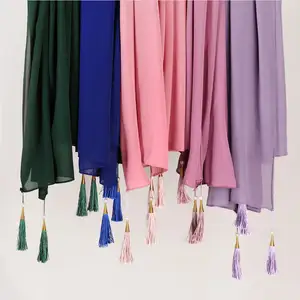 Vente en gros Nouveau Polyester Écharpe Malay Indonésien Gaze Écharpe Quatre Coins Suspendus Frange Écharpe Hijab