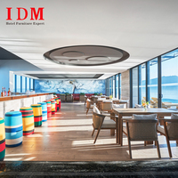 Ensemble de tables et chaises en bois massif et cuir pour hôtel et restaurant moderne IDM, sièges écologiques pour une solution hôtelière 4 étoiles