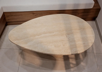 MEUBLES JIAMEIJIA |   Table basse en forme de galet effet travertin avec base sur piédestal