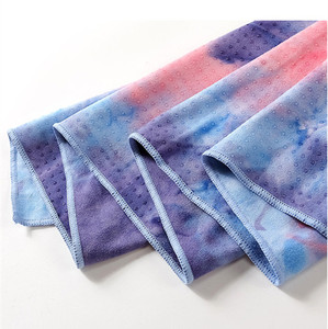 カスタムエンボス加工ロゴマイクロファイバーヨガタオルコーナーポケットタイ染めプリントホットヨガノンスリップマットドローストリング抗菌ニット - Product Image 3