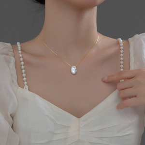 Perhiasan minimalis mode kalung liontin mutiara alami tunggal datar tidak beraturan perak murni 925 lapis emas 18K untuk wanita - Product Image 2