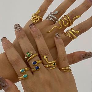 JR01313 Anillo de Acero Inoxidable Chapado en Oro con Diseño de Serpiente Unisex, Joyería de Moda con Incrustaciones de Banda de Boda de Tamaño Variable - Product Image 2