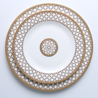 Service de table de restaurant de luxe en porcelaine osseuse de style moderne vaisselle en porcelaine avec bordure dorée stockée en céramique