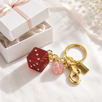 Porte-clés dés à jouer, breloques dés translucides rouge rose pailleté avec points en cristal, anneau de suspension doré avec fermoir pivotant