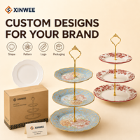 Op maat gemaakte vintage bloemen drielaagse keramische cupcake standaard met gouden metalen staaf, afternoon tea snack schaal, OEM geschenkverpakking, bulk