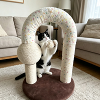 Arbre à chat mignon en forme de U avec arche en peluche, poteau à gratter en sisal coloré, boule suspendue, mobilier interactif pour chat