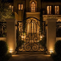 Portail piétonnier de jardin en fer forgé artisanal de luxe LINCAI |   Portail d'entrée latéral cintrée orné assorti à un système de clôture