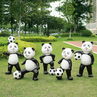 Ornements d'animaux en fibre de verre pour l'extérieur, sculpture de panda de football de dessin animé, décoration créative pour parc, jardin d'enfants et aménagement paysager