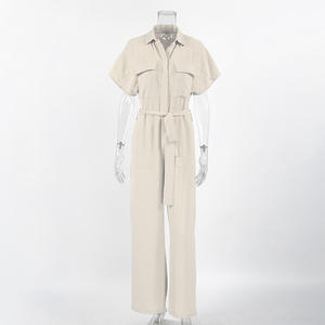 Tuta Corta da Donna Personalizzata OEM in Tessuto Texturizzato Effetto Stropicciato Color Kaki Chiaro con Maniche Corte e Cintura in Vita per uno Stile Rilassato e Neutro - Product Image 4