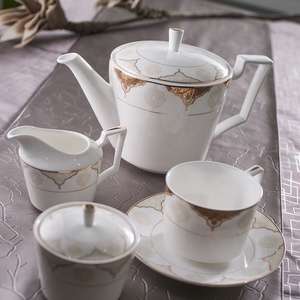 Set di Tazze e Piattini in Porcellana Bianca con Bordo Dorato, Stile Arabo-Turco di Lusso, 15 Pezzi in Bone China per 6 Persone - Product Image 6