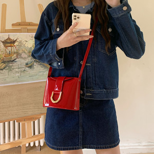 กระเป๋าสะพายข้างสีแดงขนาด 7 นิ้ว พร้อมตัวล็อคแม่เหล็ก กระเป๋าพกพาสำหรับผู้หญิงใช้ได้ทุกวัน - Product Image 1