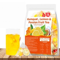 Dagelijkse zomerse hydratatie drank, koude koffie, vitamine C rijk, gedroogd gemengd fruit drankje, kumquat, citroen, passievrucht, kruidenthee
