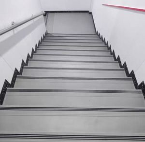 Marche d'escalier moderne antidérapante, imperméable, haute adhérence, en <span class=keywords><strong>bois</strong></span> massif et PVC pour <span class=keywords><strong>extérieur</strong></span> - Product Image 1