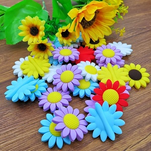 Abalorios de silicona con diseño de girasol para pulseras, bolígrafos, llaveros y collares - Product Image 3