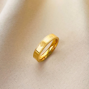 แหวนสแตนเลสสตีลชุบทอง 18K PVD ลายโคลเวอร์สำหรับผู้หญิง |   ดีไซน์มินิมอล กันน้ำ ป้องกันอาการแพ้ และไม่ซีดจาง - Product Image 4