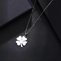 Collier tendance en acier inoxydable avec pendentif trèfle à quatre feuilles, signe porte-bonheur, longue chaîne élégante et polyvalente pour pull, accessoires