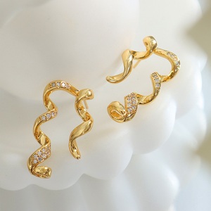 Pendientes Geométricos de Zirconia Chapados en Oro para Mujer, Joyería Brillante Curvada de Acero Inoxidable para Fiesta - Product Image 1