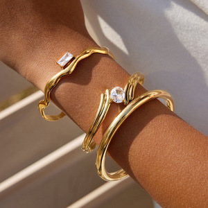 Brazalete abierto chapado en oro con cristales engastados en forma de garra para mujer, uso diario. - Product Image 2