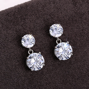 Orecchini a Perno Rotondi a Quattro Punte per Donne, Accessori per Orecchie Semplici e alla Moda per Uso Quotidiano - Product Image 2