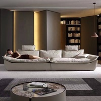 Sofá Súper Grande de Asiento Súper Profundo y Ancho con Respaldo Alto para Sala de Estar Estilo Italiano Minimalista en Crema de Lujo Ligero en Piel Sintética